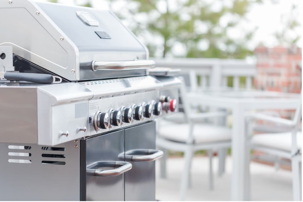 Premium Tampa Bay outdoor kitchen with a clean stainless steel built-in grill.